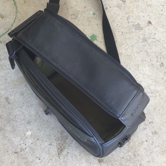 Video camera with storage bag - Picture 7 of 7